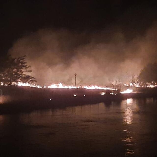 Огромен пожар пламна край пловдивското село Кадиево