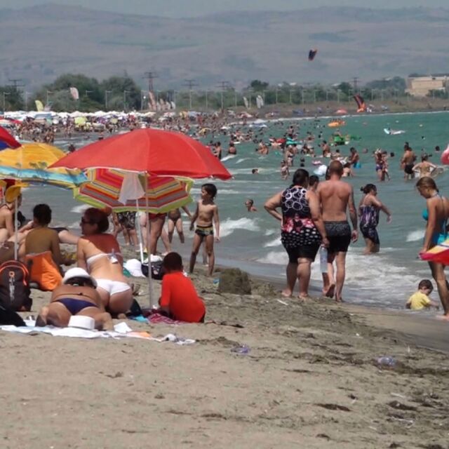 Препълнени плажове у нас: Туристи се оплакват, че чадърите и шезлонгите не достигат