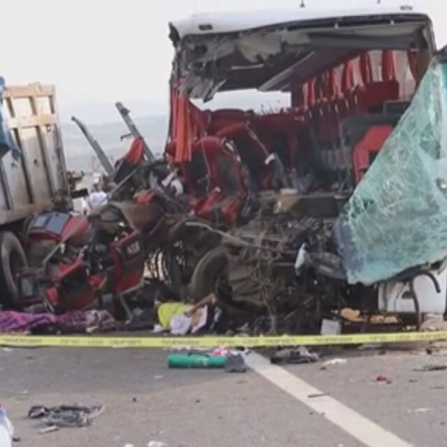 6 жертви и 35 ранени след сблъсък на автобус с тежкотоварен автомобил в Турция