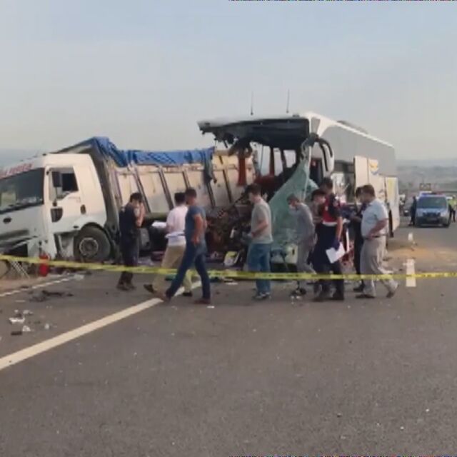 15 загинали в автобусна катастрофа в Турция