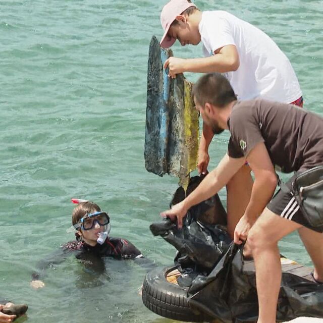 "Добрият пример": Доброволци се включиха в почистване на морското дъно