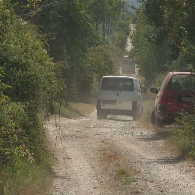 Път в лошо състояние: Жители на вилна зона останаха без достъп до имотите си