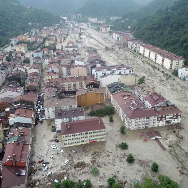 След наводненията в Турция: Спасители претърсват рухнали сгради за оцелели хора 