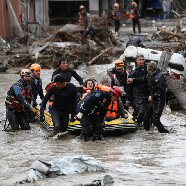27 са вече жертвите на наводненията в Турция