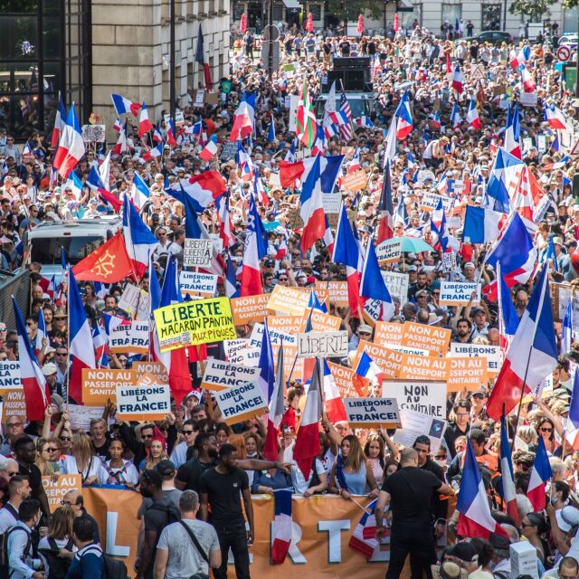 Пети уикенд протести срещу здравния пропуск във Франция