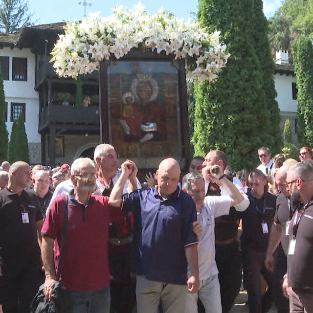Стотици се стекоха в Троянския манастир на Успение Богородично