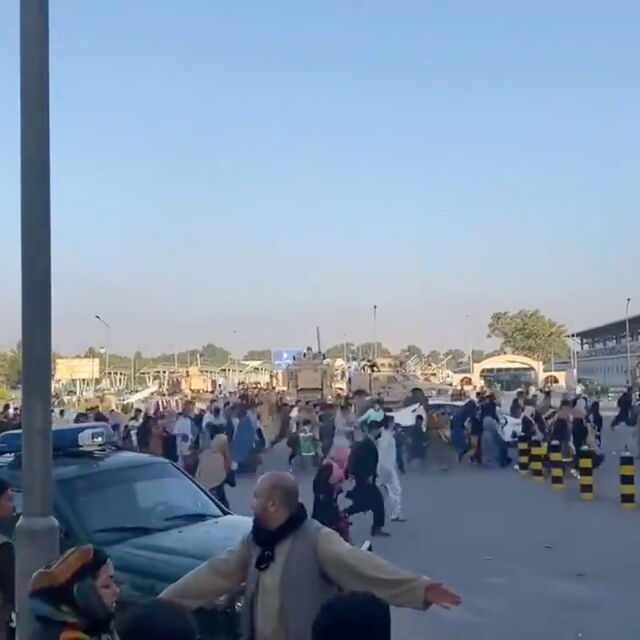 Заради хаоса: Отменeни са всички пътнически полети на летището в Кабул 