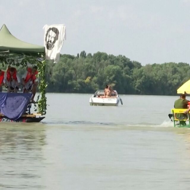 Необичайно състезание: Да плаваш с лодки от картон, бутилки и бъчви (ВИДЕО)