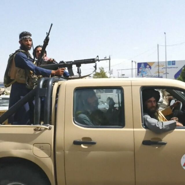 Лидери на талибаните се завръщат в Афганистан, граждани се евакуират