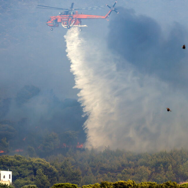 Евакуираха две селища заради нов фронт на пожара край Атина