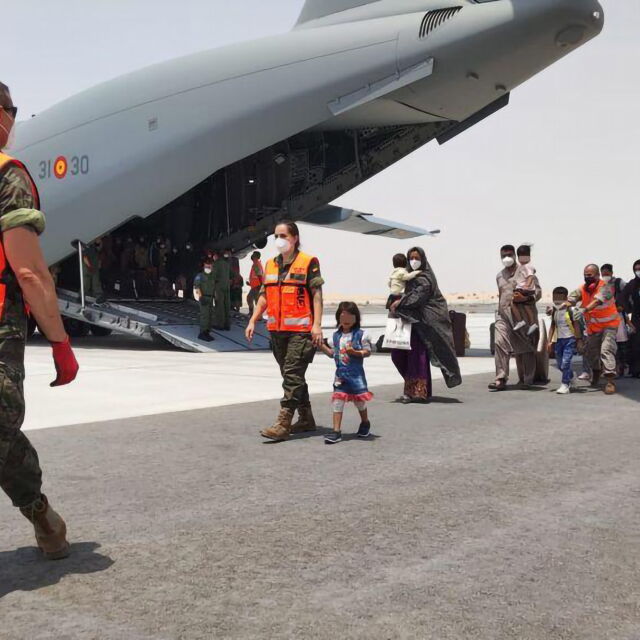 Полша спира полетите за евакуация от Кабул