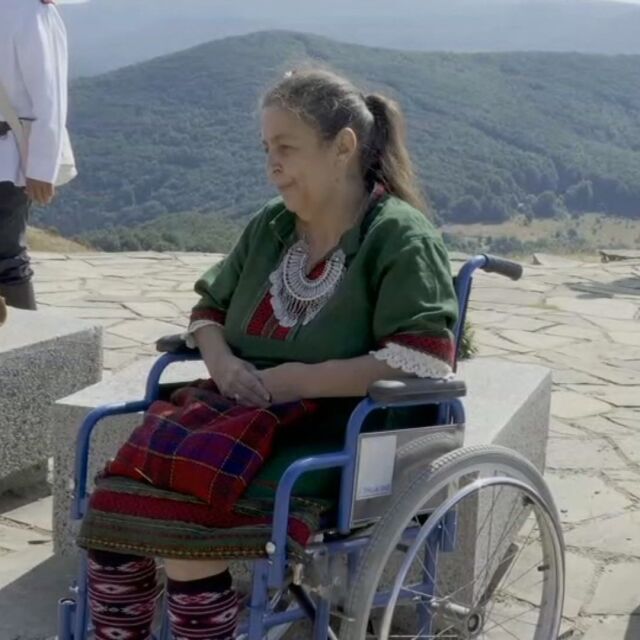 Пътят към върха: Макар в инвалидна количка, Елена не пропуска честванията на Шипка
