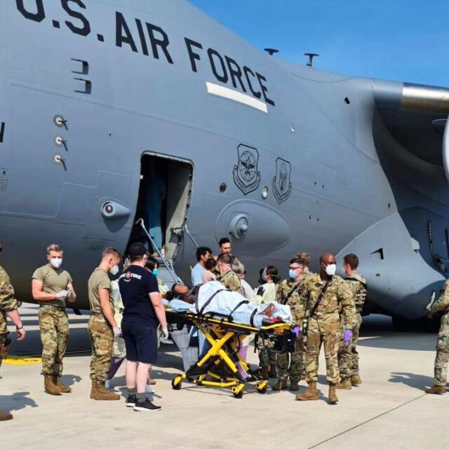 Афганистанка роди на борда на американски военен самолет при евакуацията й от Кабул