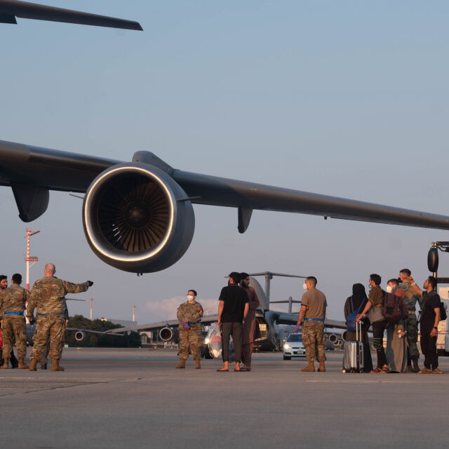 Първите граждански самолети кацнаха на летището в Кабул