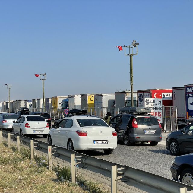 Километрична опашка за влизане в България на ГКПП "Капитан Андреево"