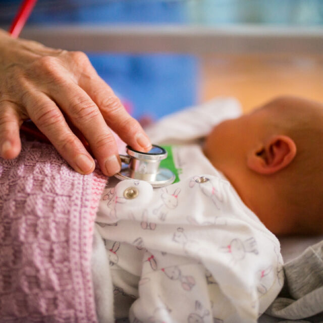 Бебе на 55 дни е най-малкият пациент с COVID-19 в Стара Загора
