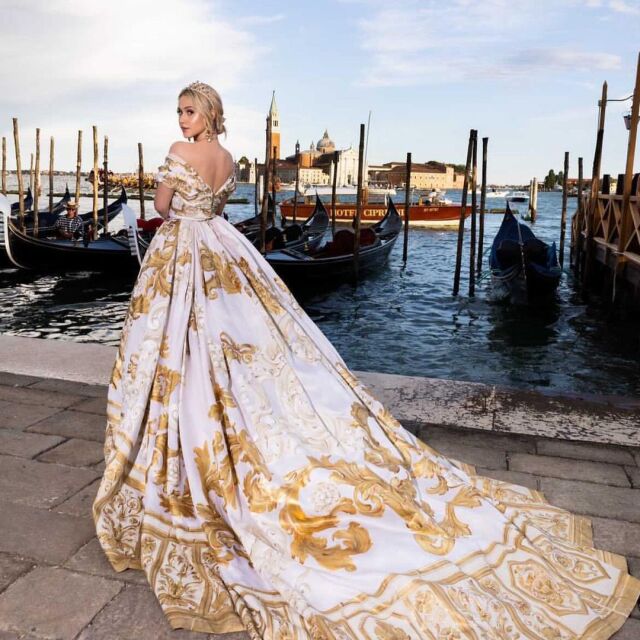 "Долче и Габана Alta Moda": Мария Бакалова впечатли с величествена рокля във Венеция