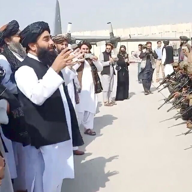 Талибаните поеха пълен контрол над летището в Кабул
