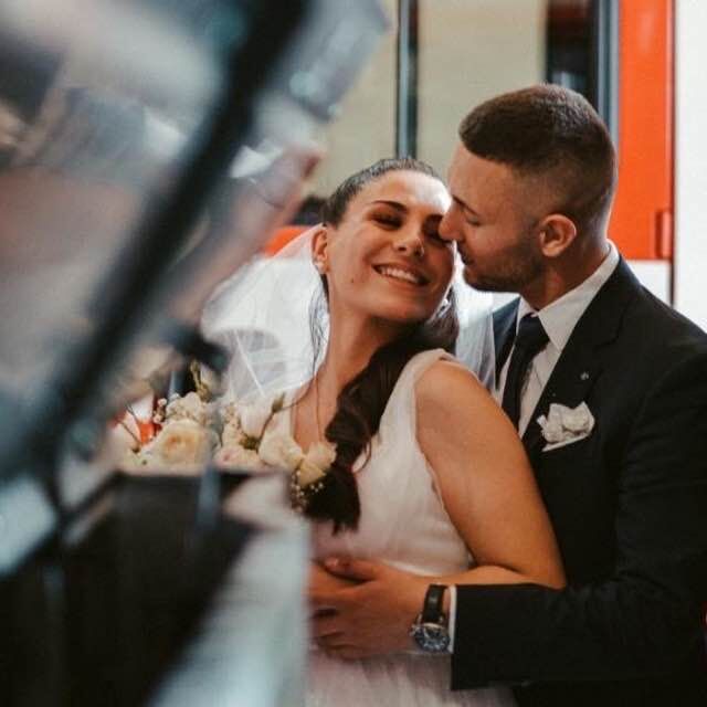 Сватбена фотосесия между дежурства: Влюбени си казаха "Да" в пожарната