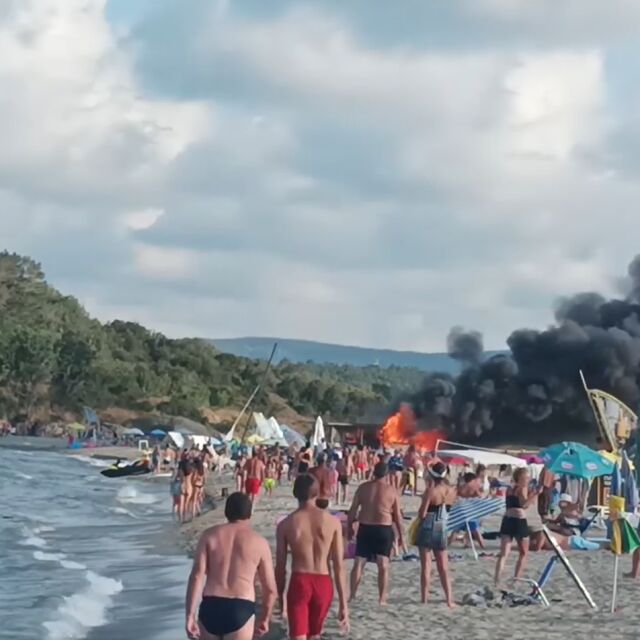 Изгоря бар на централния плаж в Китен