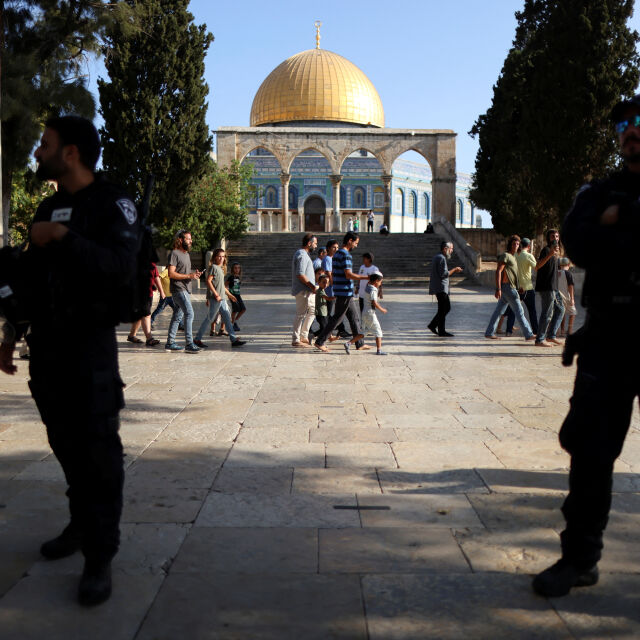Сирени за въздушна заплаха и експлозии отекнаха около Ерусалим