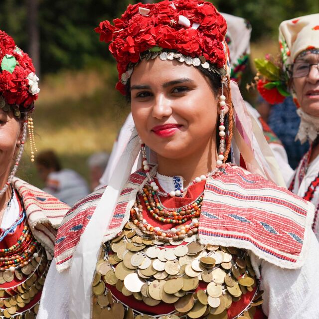 Гордост нашенска: красиви българки на фестивала в Копривщица (СНИМКИ)