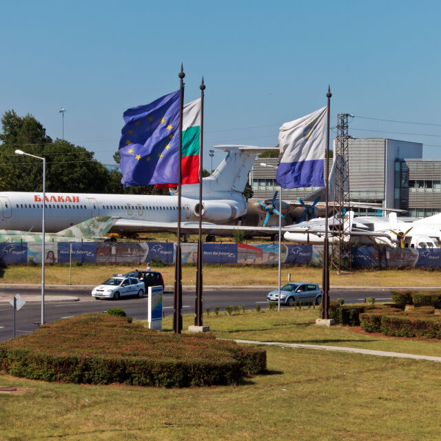 Затварят летището в Бургас за един месец 