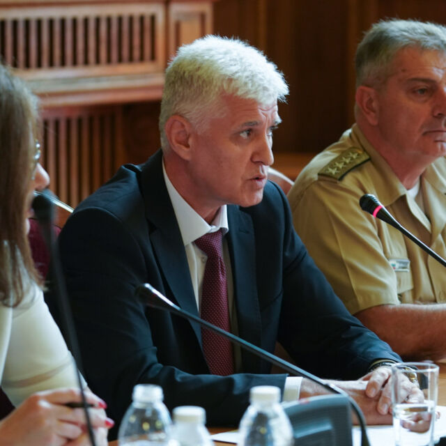 Министърът на отбраната: Искахме информация за изтребители на лизинг