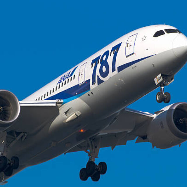 След повече от година "Боинг" прави доставка на "787 Дриймлайнър"