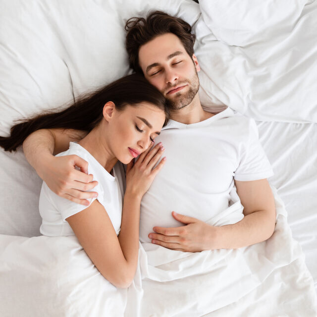 Спим ли по-добре, когато делим леглото си с партньор?