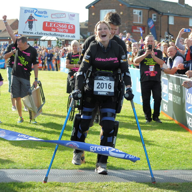 Силата на духа: Клеър Ломас, която извървя Лондонския маратон парализирана
