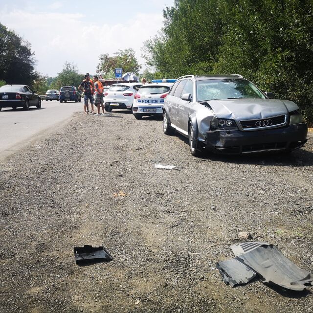 Катастрофа с кола с мигранти на пътя Созопол – Бургас (СНИМКИ)