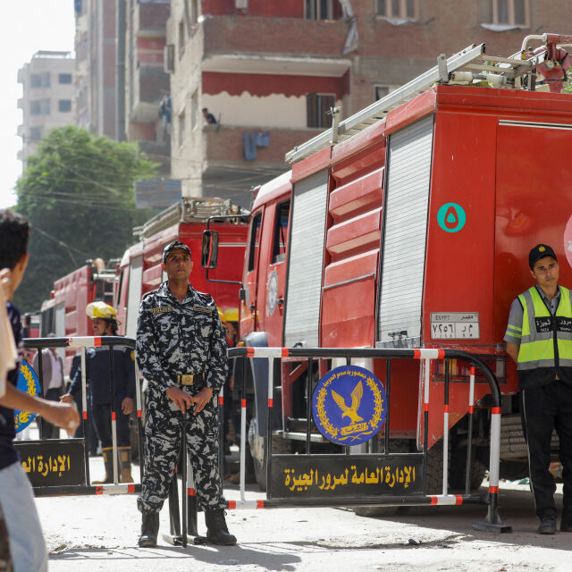 41 жертви на пожар в коптски храм в Кайро (СНИМКИ)