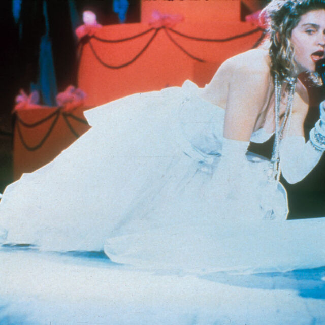 Инцидент с обувки и рокля едва не прекратил кариерата на Мадона