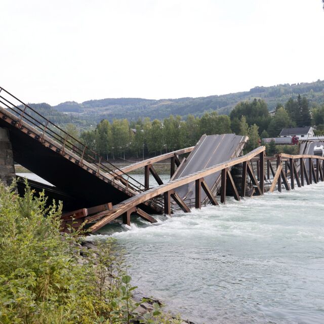 Дървен мост над река се срути в Норвегия
