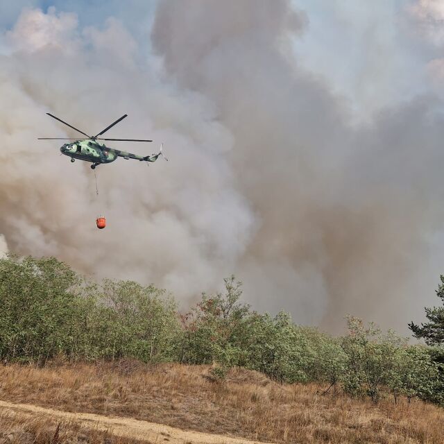 Два хеликоптера се включват в гасенето на пожара край Казанлък