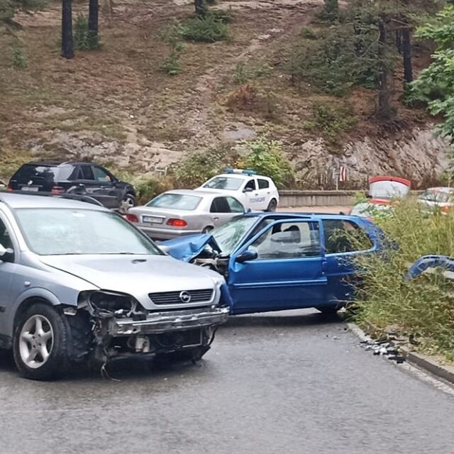 Двама пострадали след челен сблъсък на пътя Юндола – Велинград (СНИМКИ)