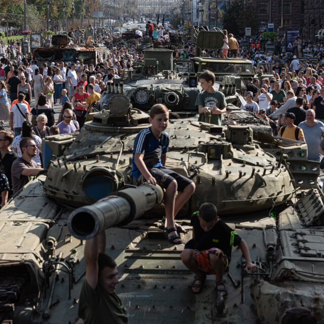 Сразени руски танкове в центъра на Киев: Украйна се подигра с „Парада на победата“ (СНИМКИ и ВИДЕО)
