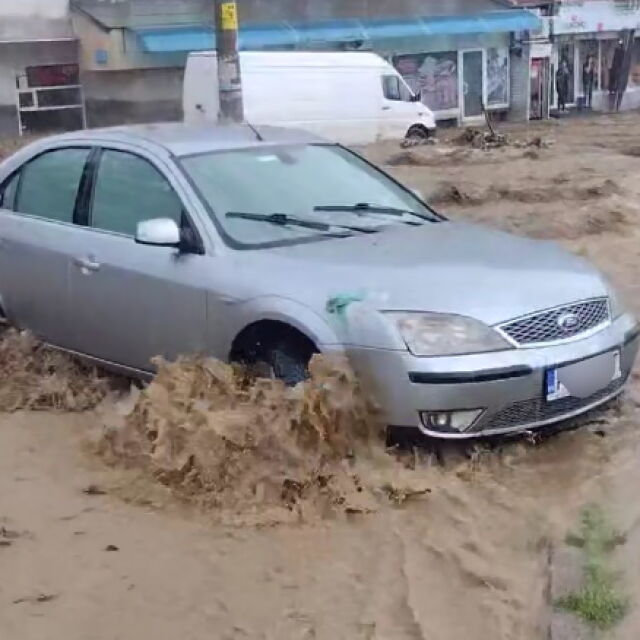 Голямо наводнение в Карлово, обявено е бедствено положение (ВИДЕО)