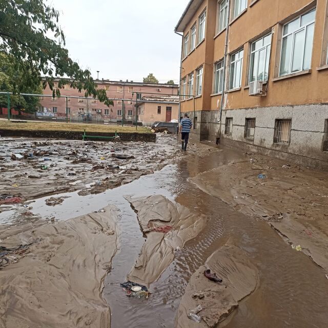 След потопа в Карлово: Наводнени сгради и спасени от пожарникарите хора