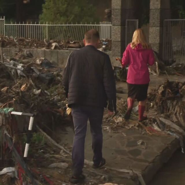 Наводнената гимназия в Карлово има нужда от багери за почистване