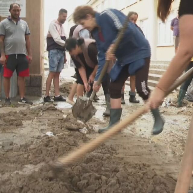 Багери, учители и аварийни екипи почистват Карлово след наводнението
