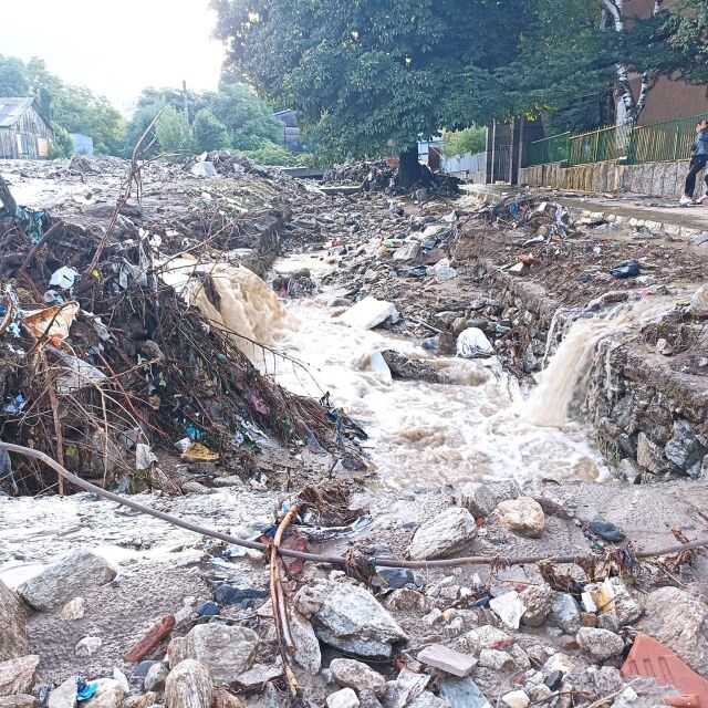 Борбата с последствията от наводненията в Карловско продължава