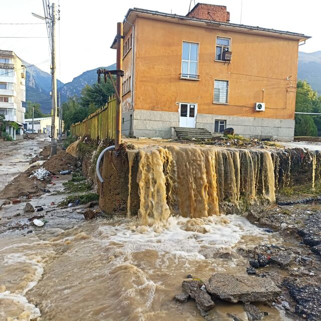 Дъждът в Карлово отново наводни професионалната гимназия и превърна улици в реки