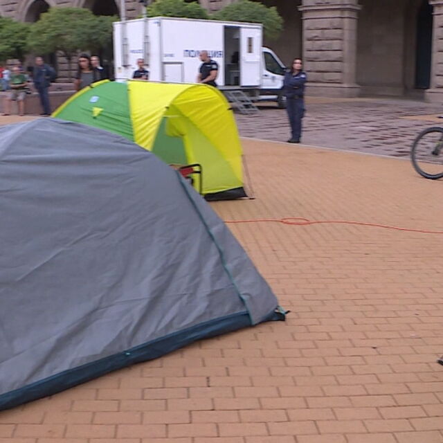 Недоволни от газовата политика разпънаха палатки пред МС