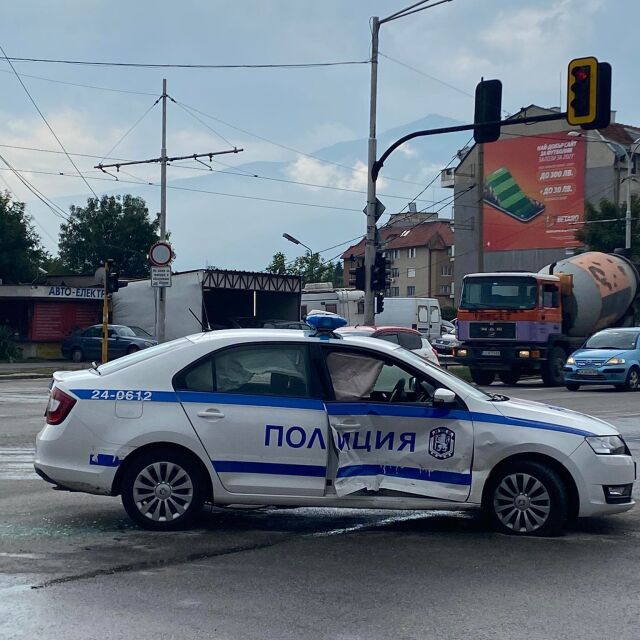 Кола удари патрулка на кръстовище в София (СНИМКИ)