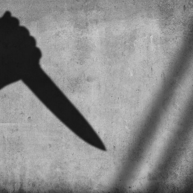Полицай е намушкан с нож в Казанлък
