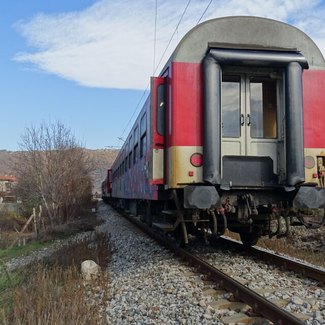 Влакът София – Варна е спрял по спешност, на машиниста му е прилошало