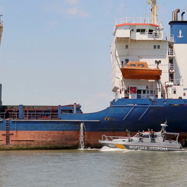 Десетки товарни кораби изчакват в устието на река Дунав, за да товарят украинско зърно