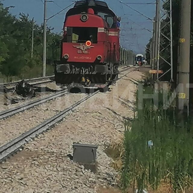 Има загинали, след като влак удари кола край Павликени (СНИМКИ)